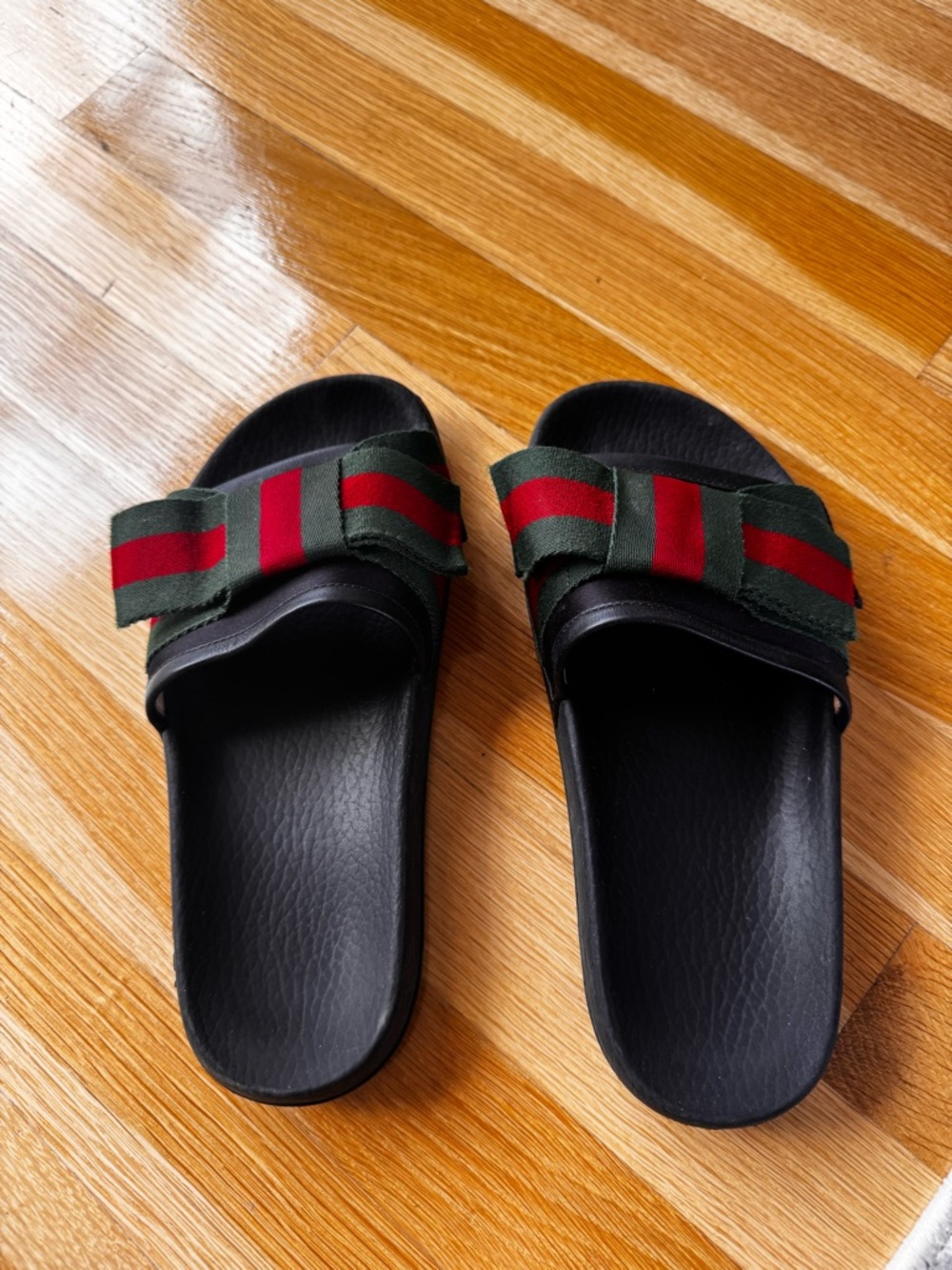 Women’s Gucci Slides (sz 37 =7)